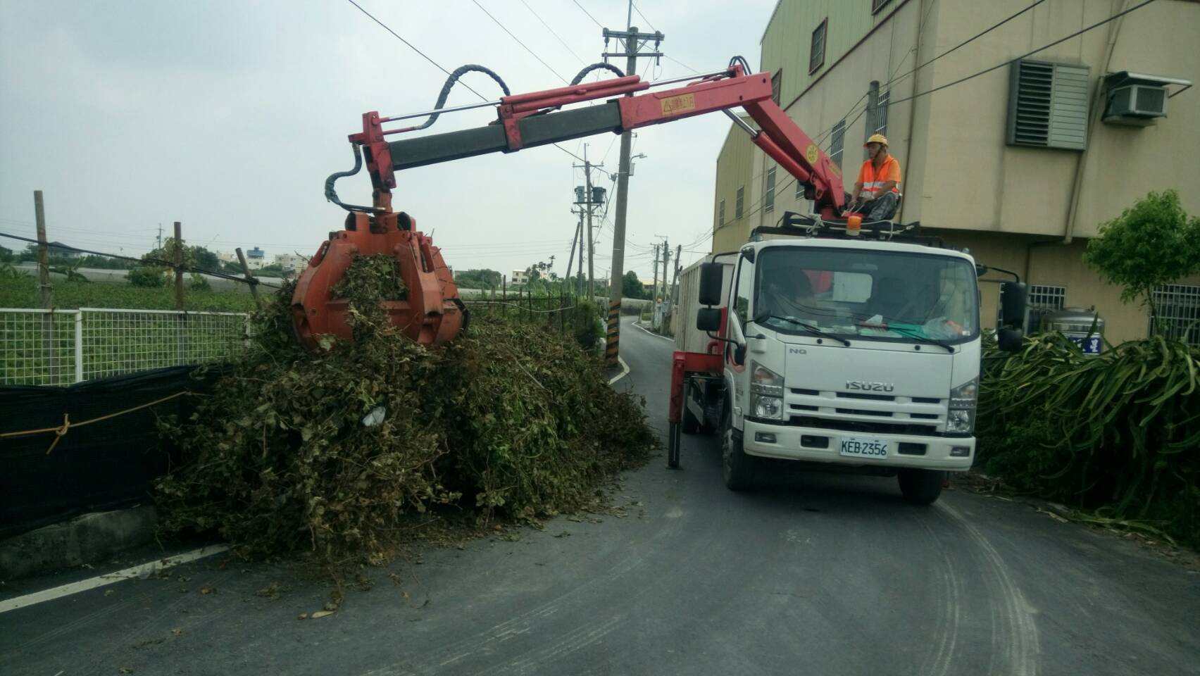 清潔隊業務專區抓斗車處理大宗葡萄枝樹枝廢棄物